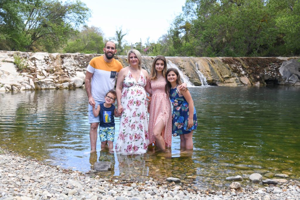 photographie d'une famille réunie dans une étendue d'eau dans la nature